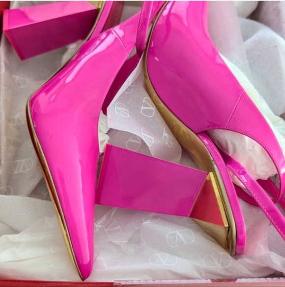 Valentino Garavani Patent Slingback Pumps in Hot Pink - Picture 5 of 11